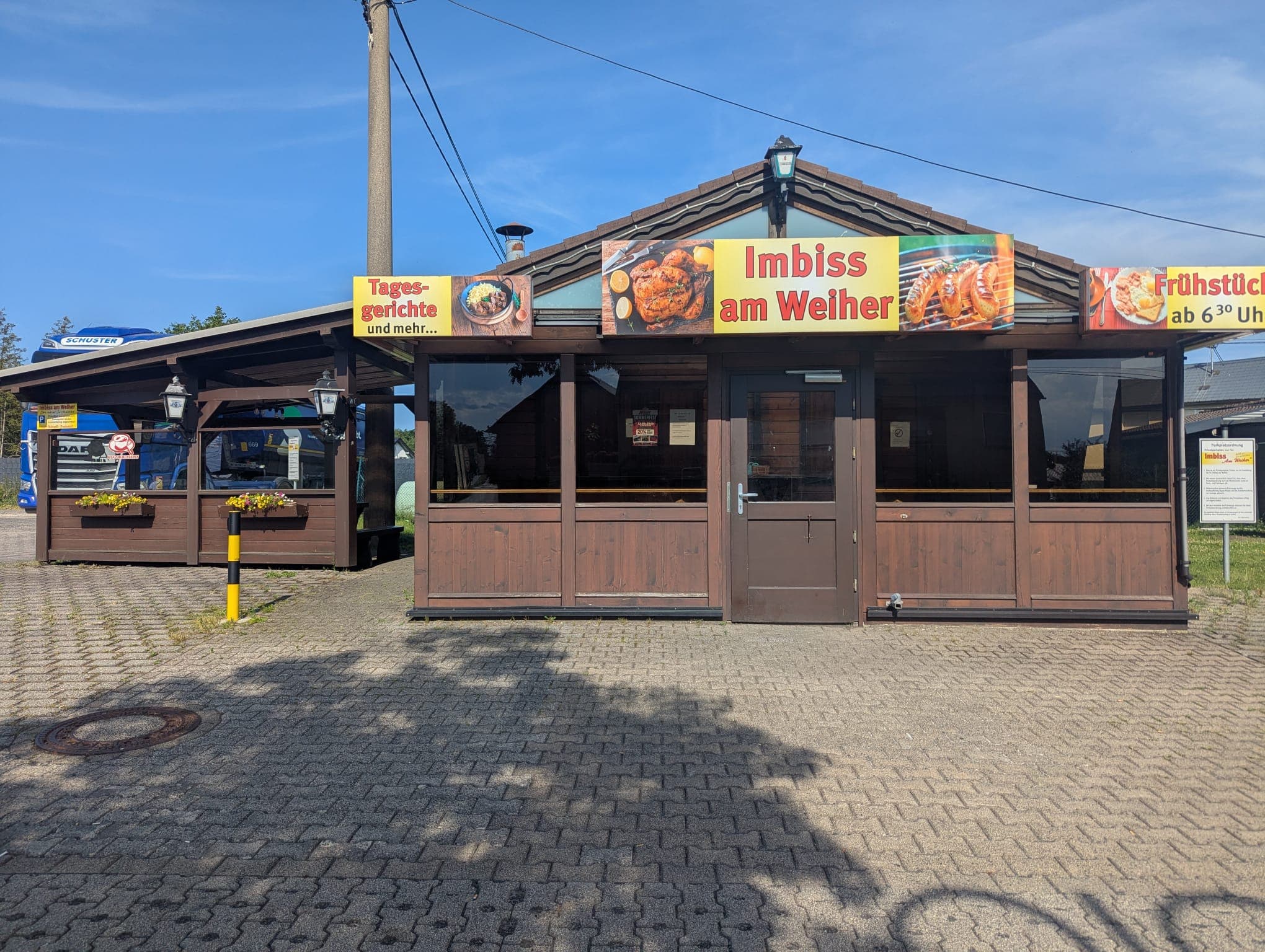 Imbiss am Weiher – Frontansicht mit Terrasse in Emmerichenhain an der B54