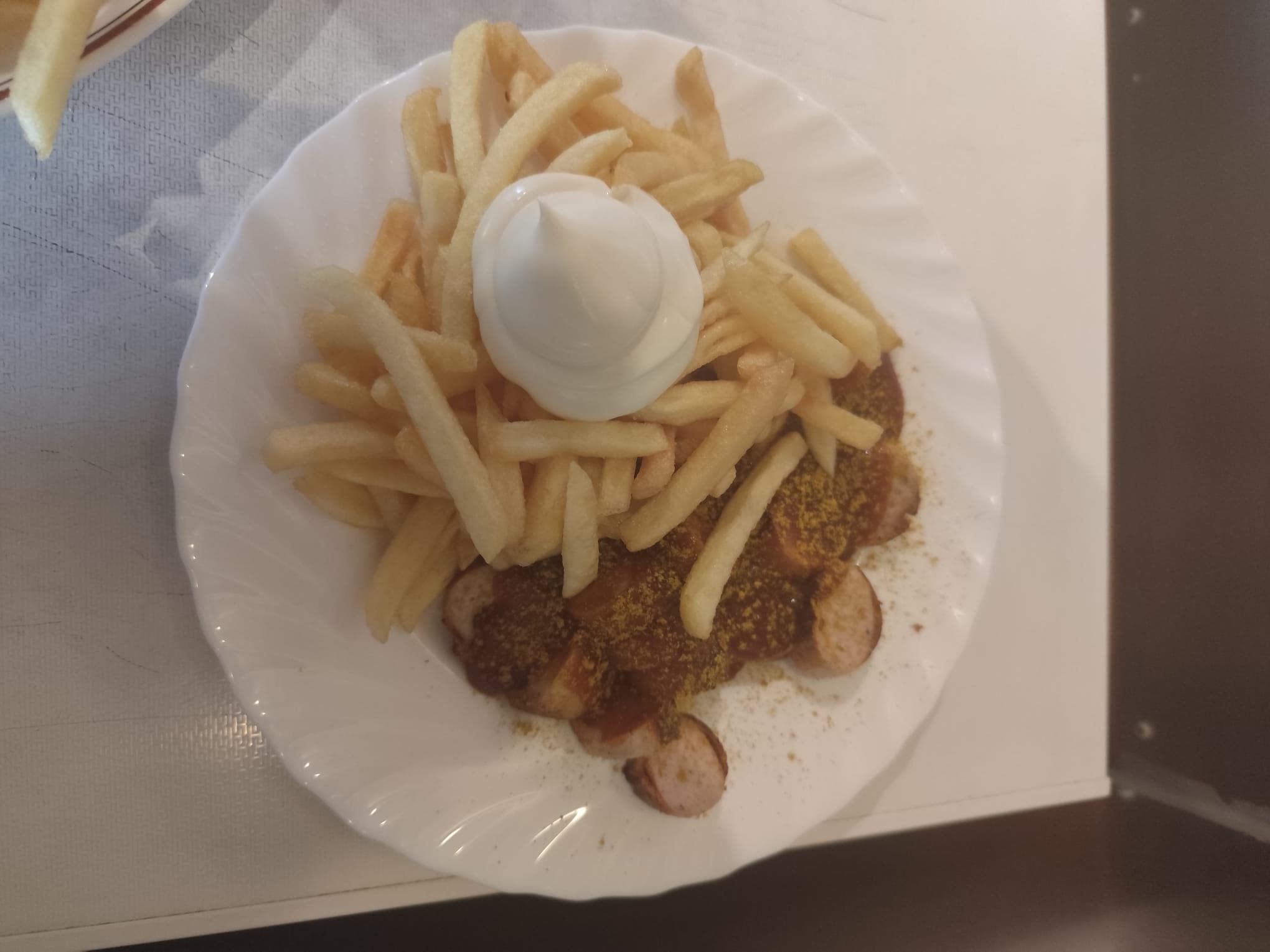 Currywurst mit Pommes