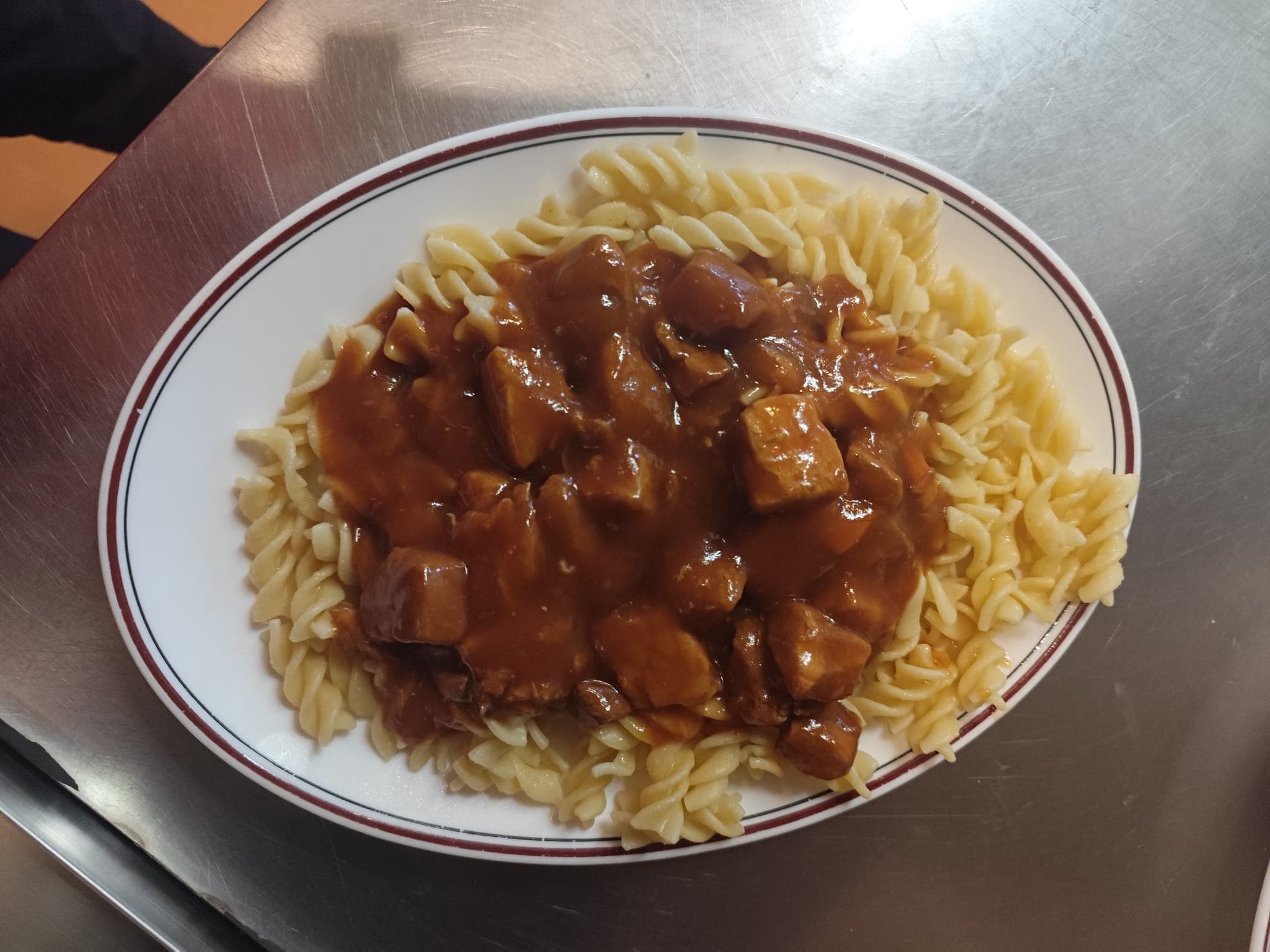 Gulasch mit Nudeln