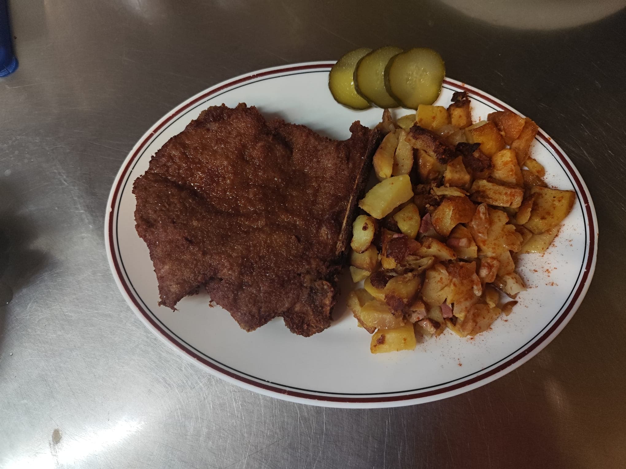 Kotelett mit Bratkartoffeln