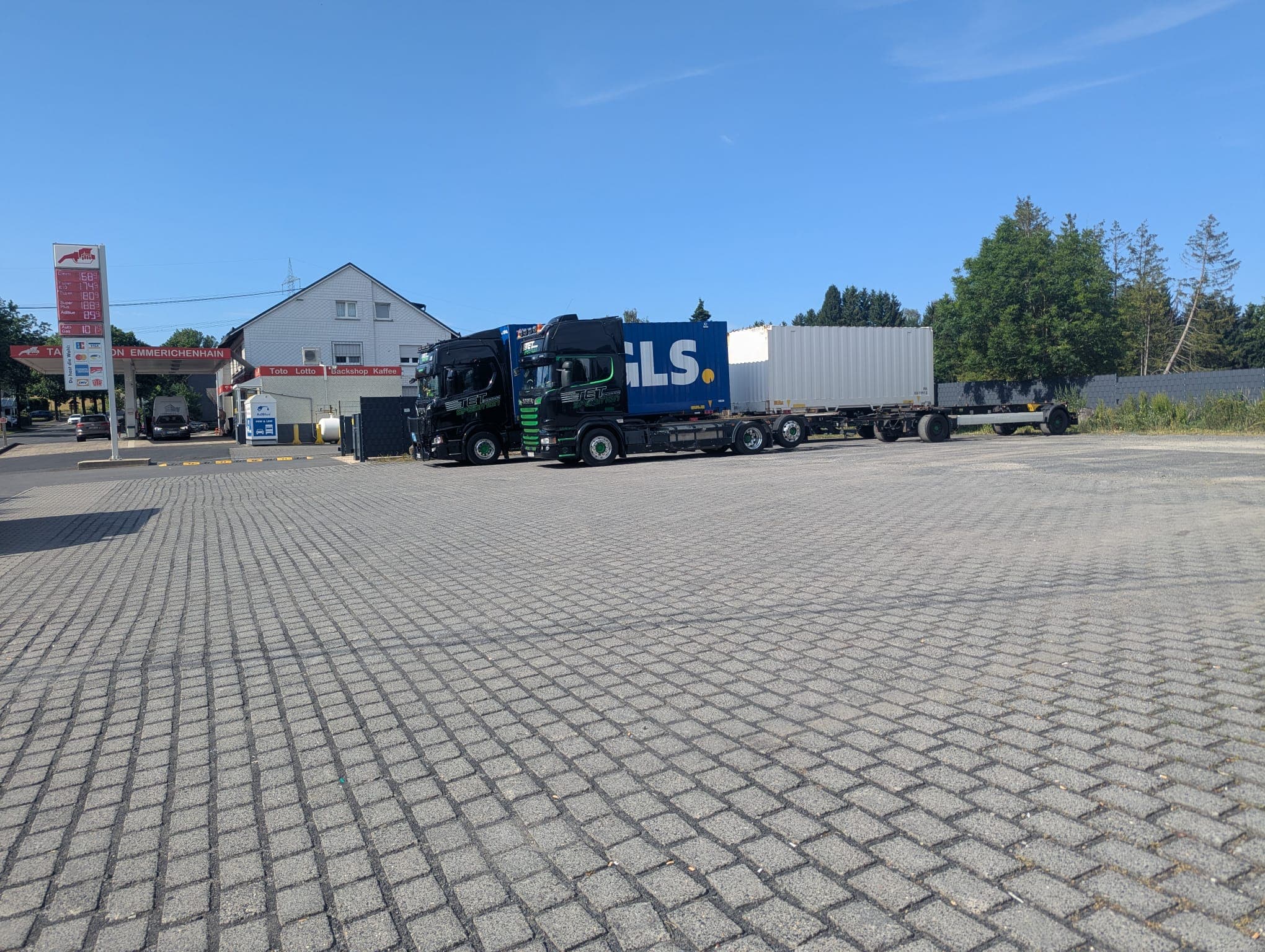 Großer LKW-Parkplatz mit Tankstelle direkt nebenan an der B54 in Emmerichenhain